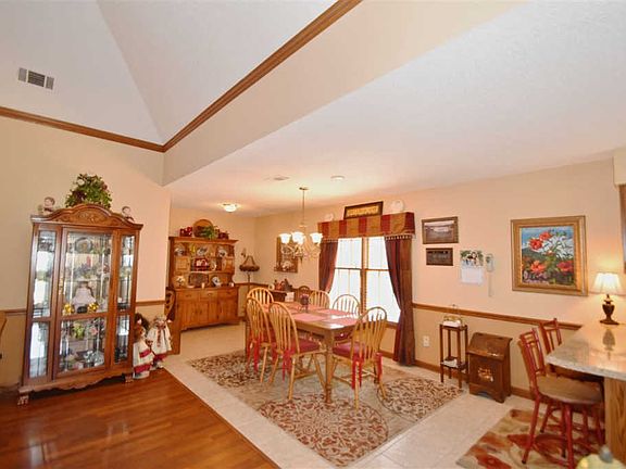 4th image of 4029 Rolling Green Dr