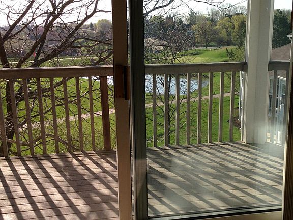 2nd floor patio with shade and peaceful view of golf course!