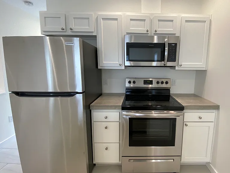 329 W 8th St #B — Photo 4