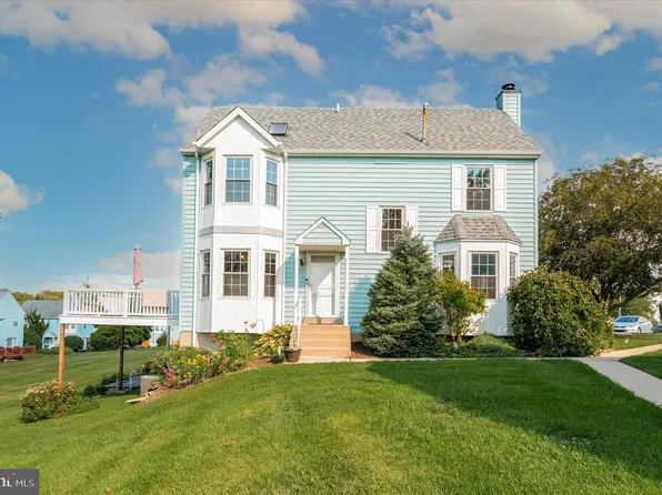 555 Applewood Ct, Upper Chichester, PA 19014