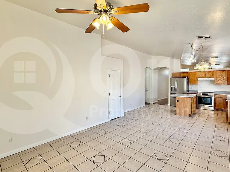 417 E Cantebria Dr — Photo 6