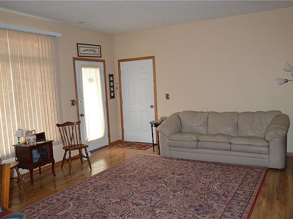 3rd image of 521 Kelsey Ln