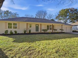 9424 Wenonga Rd, Leawood, KS 66206