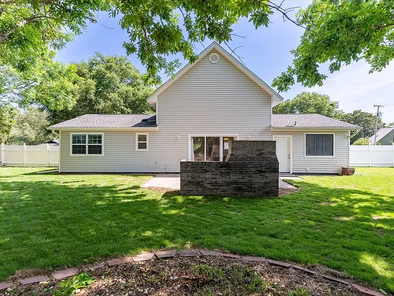 817 N Lakeside Dr — Photo 42