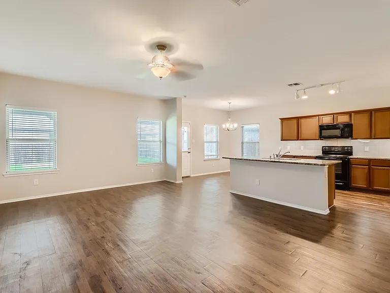 1200 Pampa Grass Dr — Photo 4