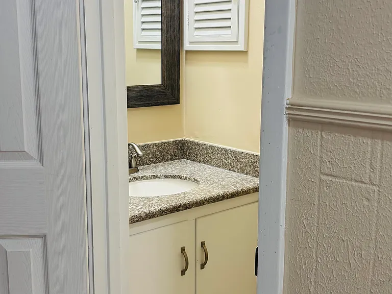 901 Dulles Dr — Photo 17