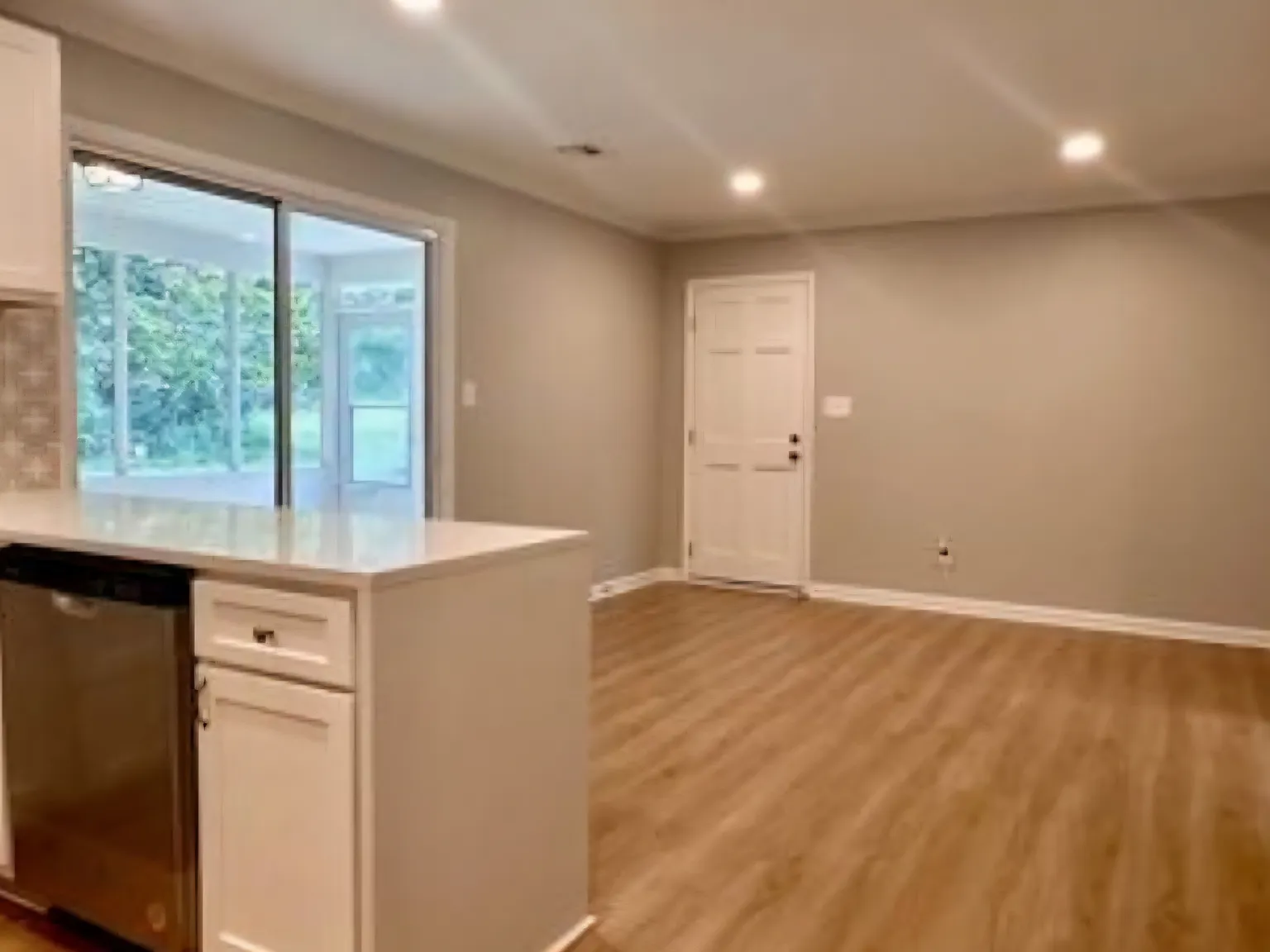 3 bed, 1272 sqft, $2,100 — Photo 2