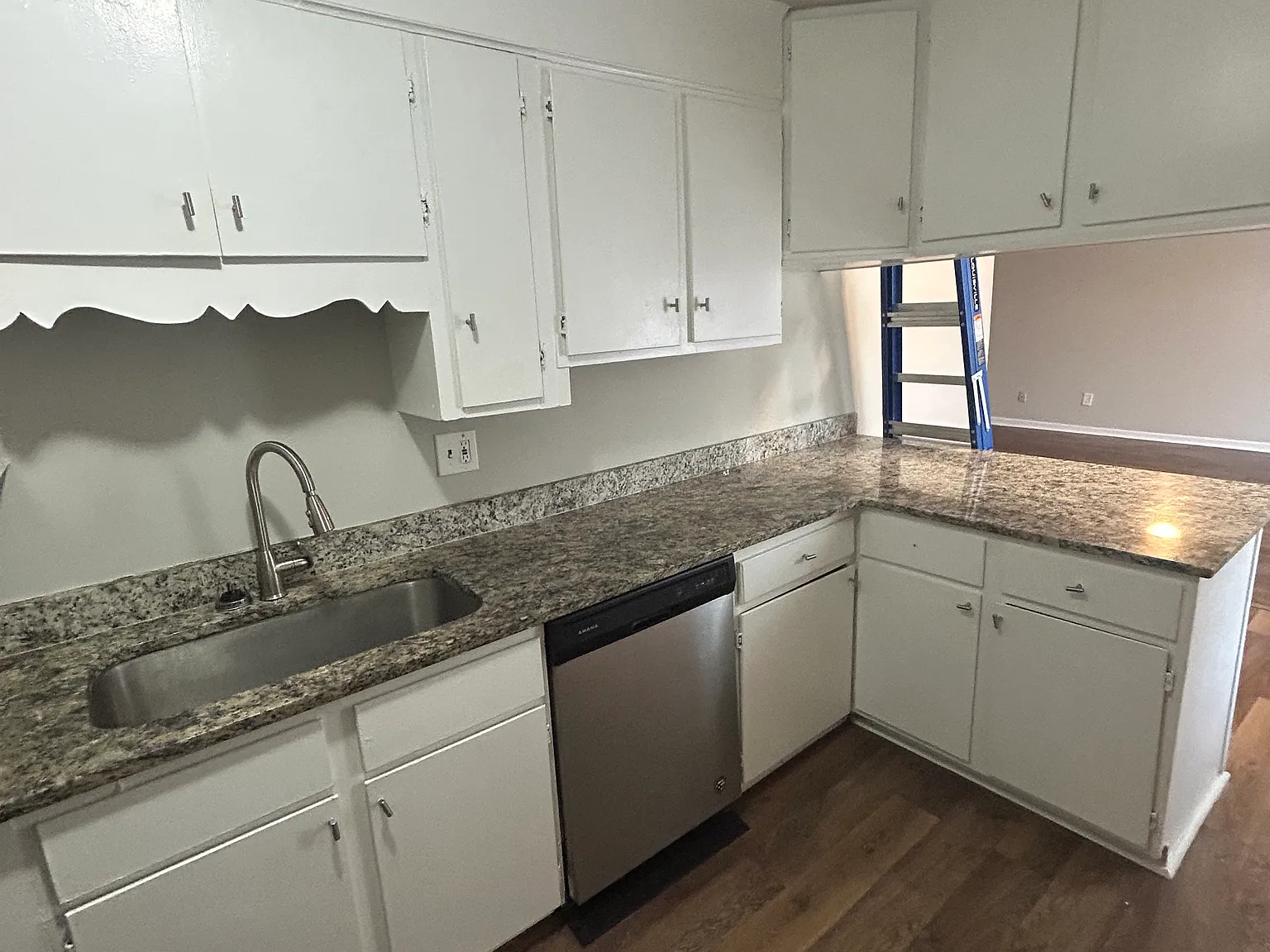 2 bed, 1000 sqft, $1,600 — Photo 3