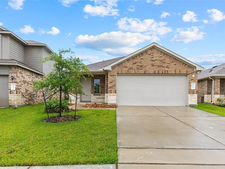 2326 Spruce Cliff Ln — Photo 1