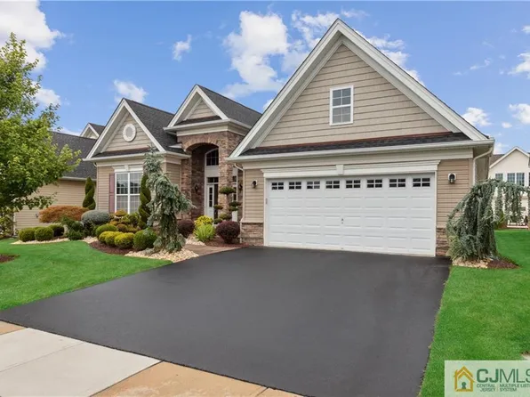 10 Medinah Ct, Monroe Township, NJ 08831