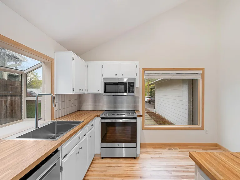 10946 SW 65th Ave — Photo 8