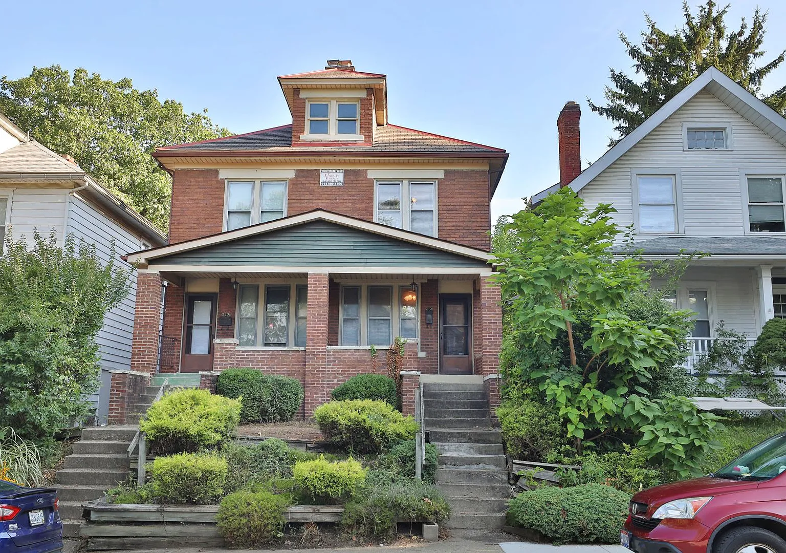 4 Bedroom North Campus Newly Remodeled House with 2 Decks and Patio — Photo 1