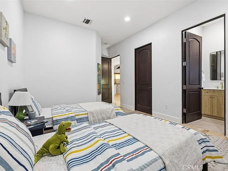 22953 Oxnard St — Photo 17