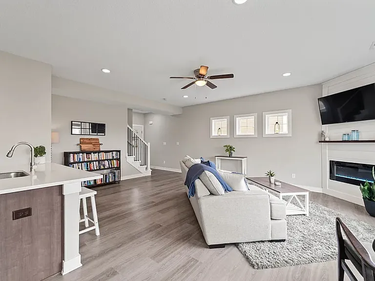 900 Kinney Cir NE — Photo 1