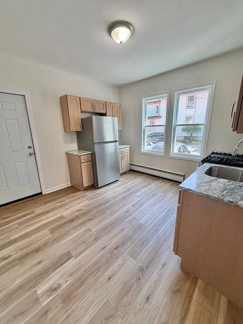 699 Stanley St — Photo 2