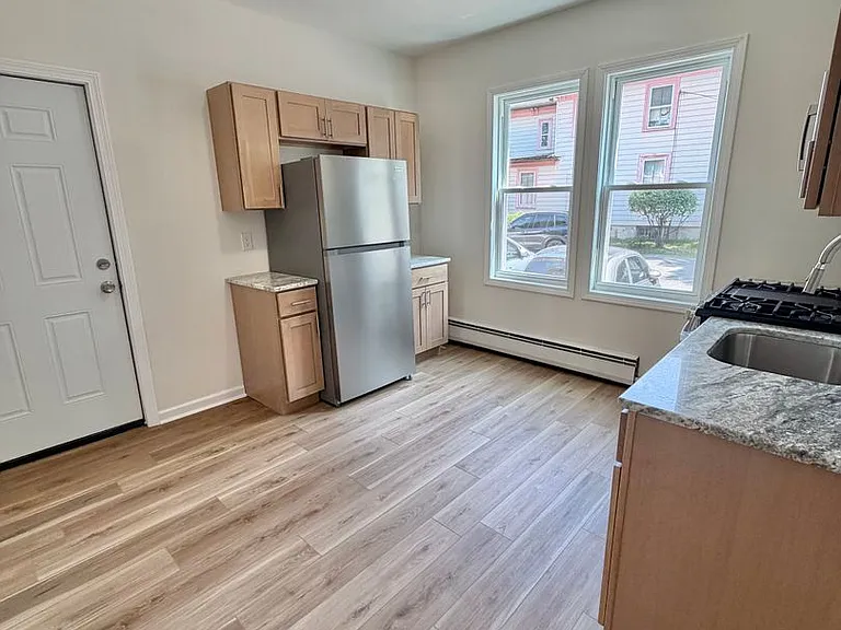 699 Stanley St — Photo 2