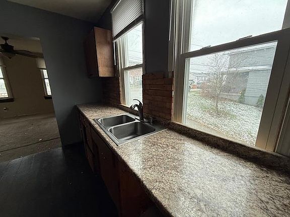 4th image of 327 Graham St