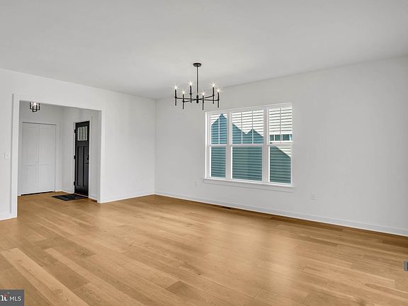 5th image of 117 Bellflower Ave