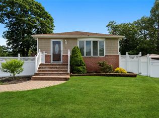 172 N Monroe Ave, Lindenhurst, NY 11757