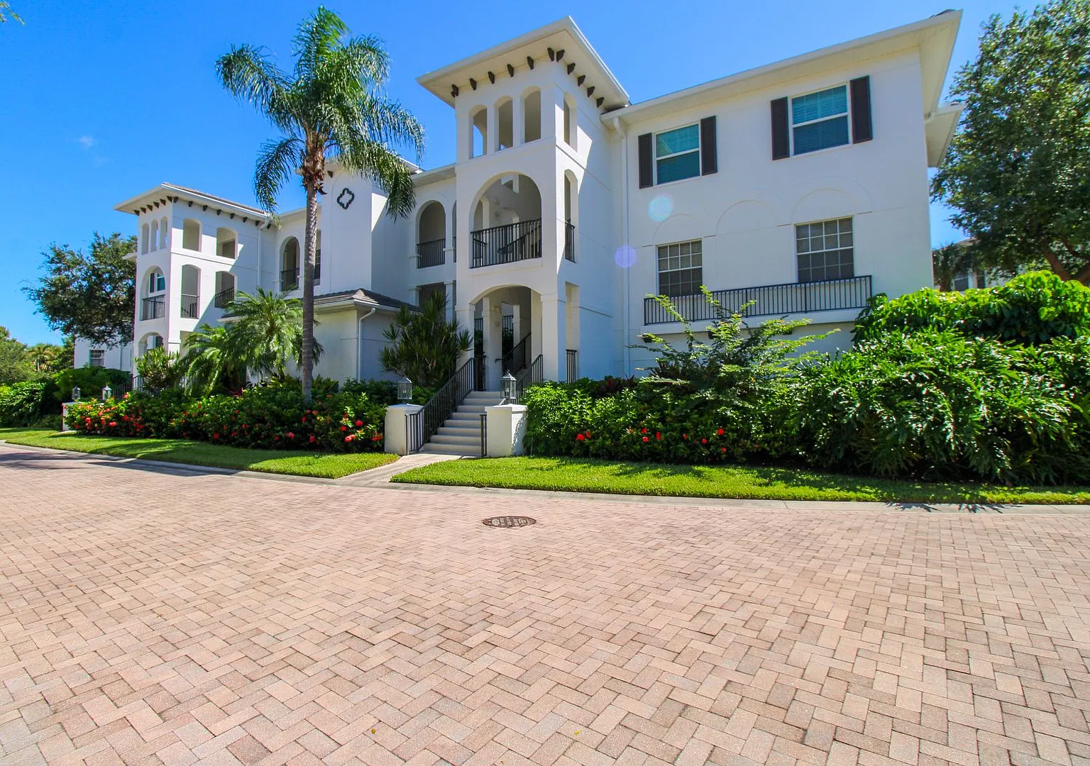 Beach Club Breakwater Of Pelican Bay 3 Beds/2.5 Baths Furnished Seasonal — Photo 2