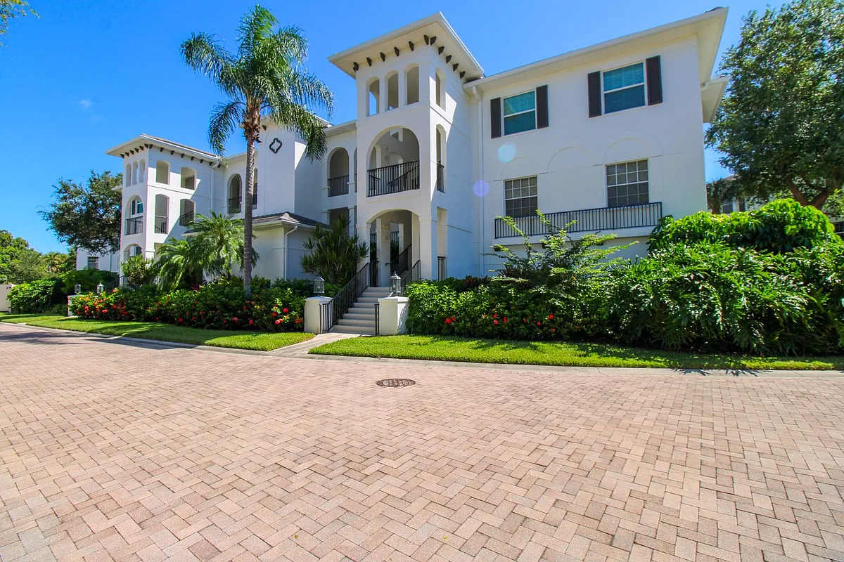 Building Photo - 825 Bentwater Cir #101