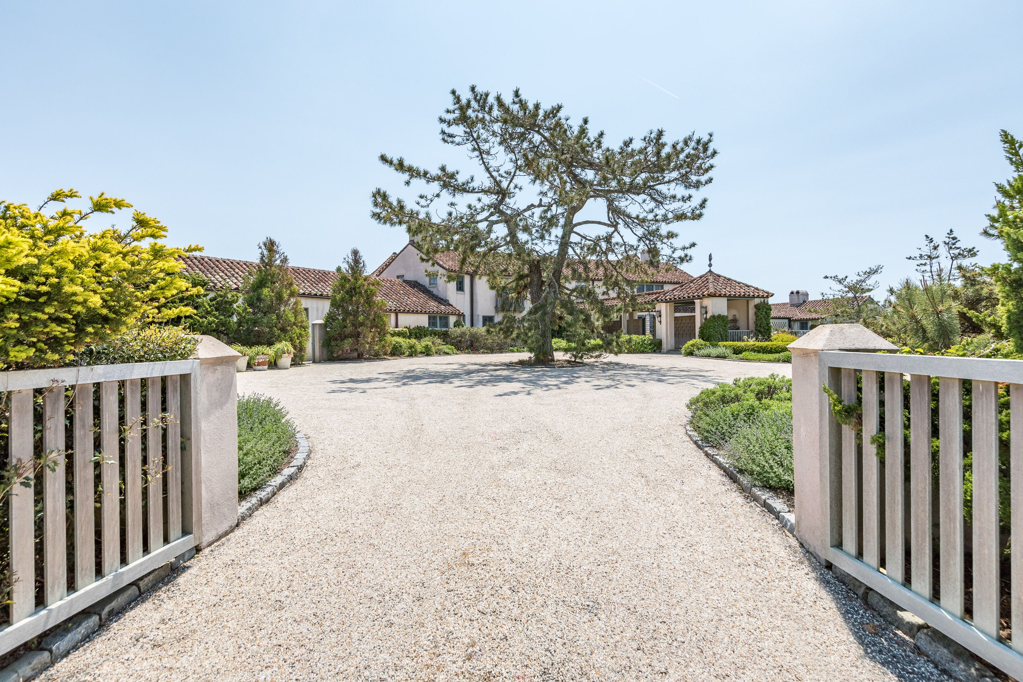 201 Lily Pond Ln, East Hampton, NY 11937 Out East