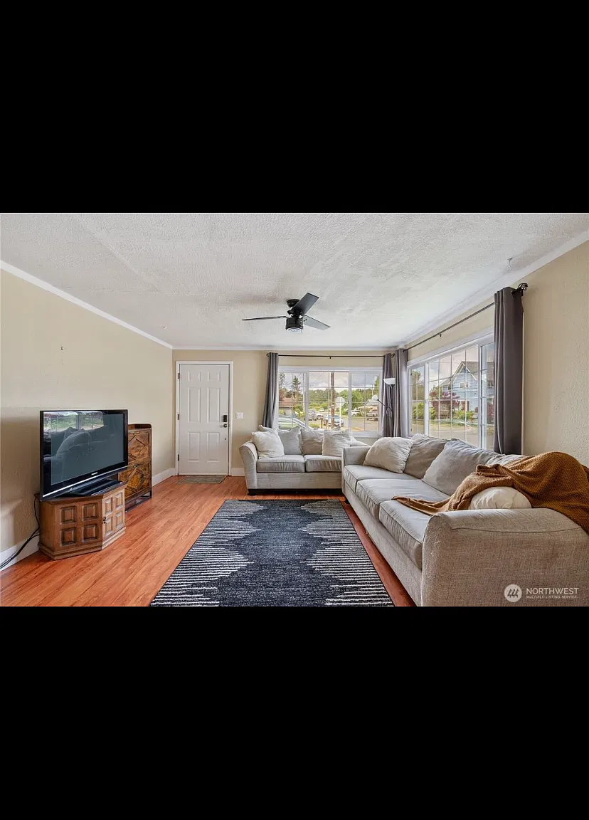 3 bed, 1096 sqft, $2,195 — Photo 2