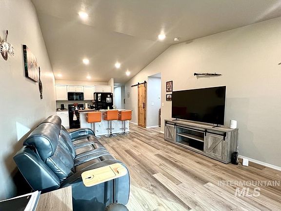 3rd image of 908 S Beaver Creek Way