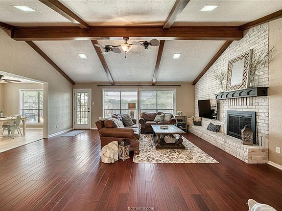 4th image of 3713 Valley Oaks Dr