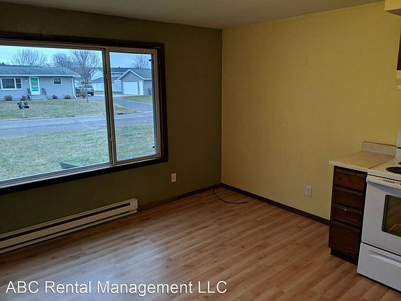 3rd image of 704 Woodbine Ave #4