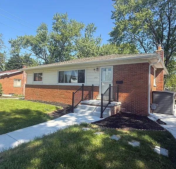 372 Highland Dr — Photo 1
