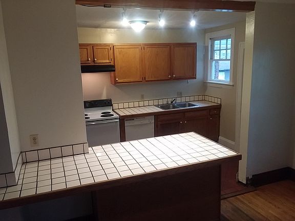 3rd image of 174 E Hudson St