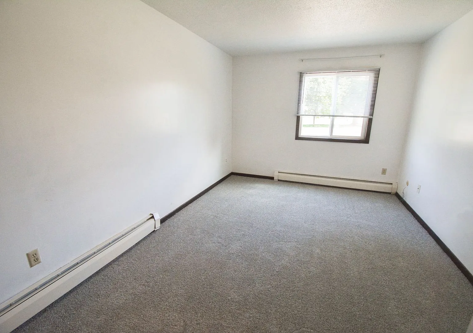 Main floor 2br condo steps from the Douglas Trail! — Photo 4