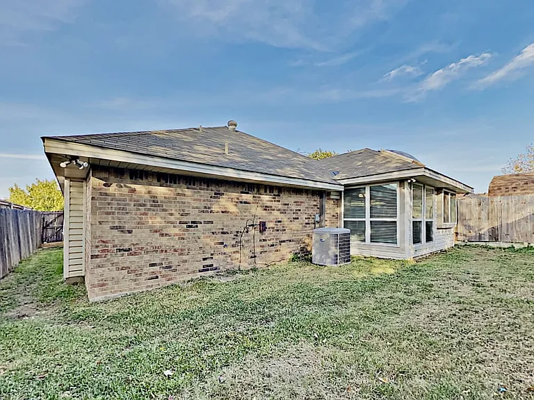 2112 Cedarcrest Dr — Photo 6