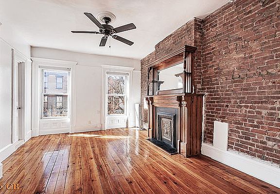 3rd image of 558 2nd St Unit 3