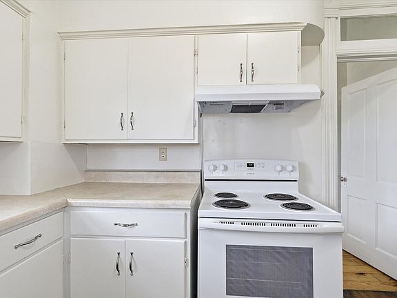 12th image of 722 Maple Street