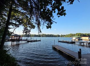 7326 Right Angle St, Sherrills Ford, NC 28673