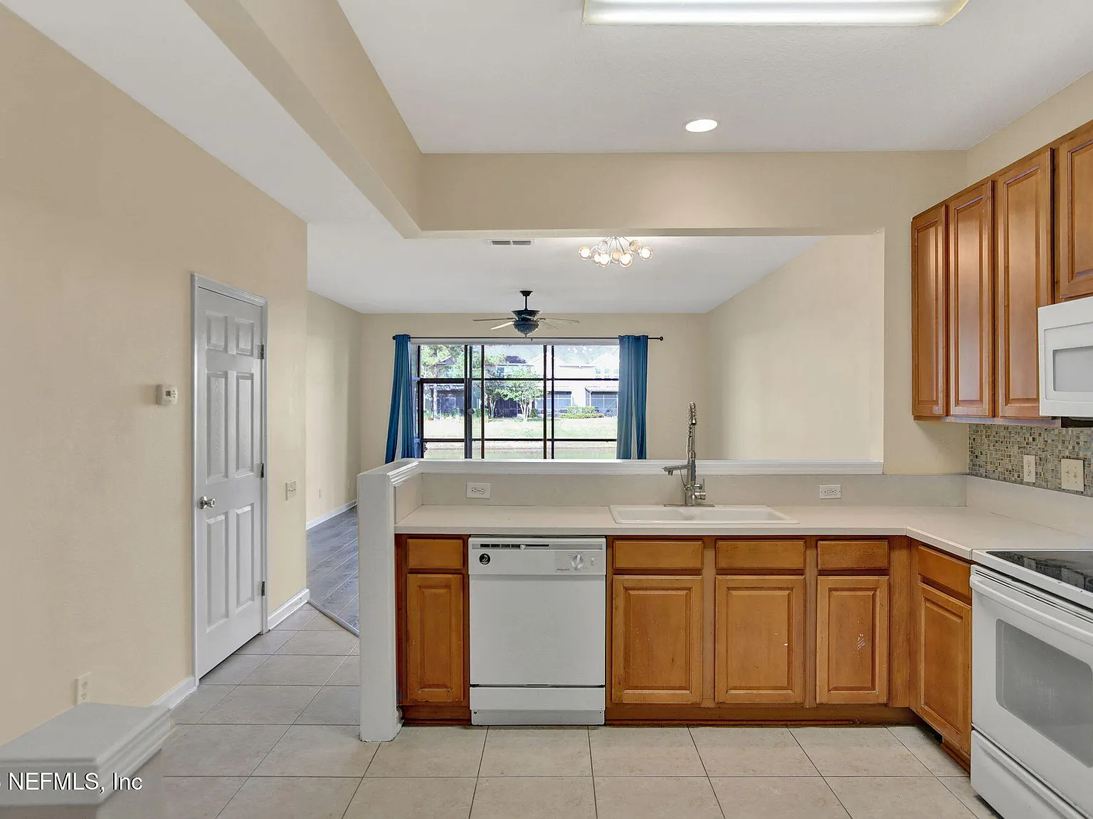 3 bed, 2.5 bath, 1682 sqft, $1,750 — Photo 3