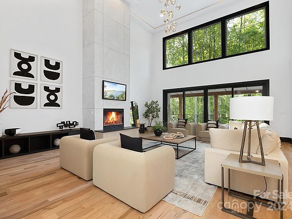 2nd image of 2418 Cherrywood Ln