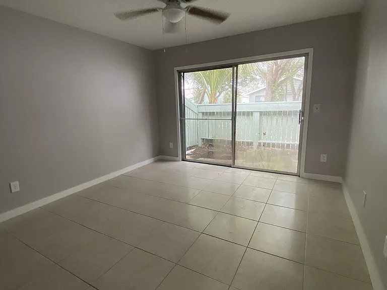 1366 SE Rivergreen Cir — Photo 18