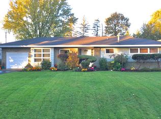 5 Colonial Dr, New Hartford, NY 13413