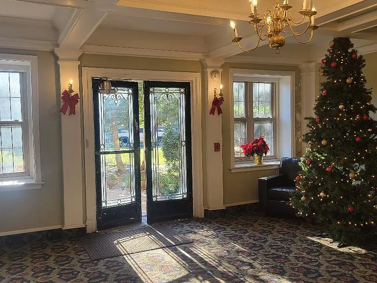 Drexel Court Apartments — Photo 16