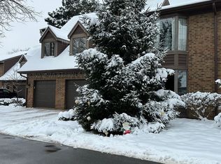 12 Queens Ct, Westchester, IL 60154