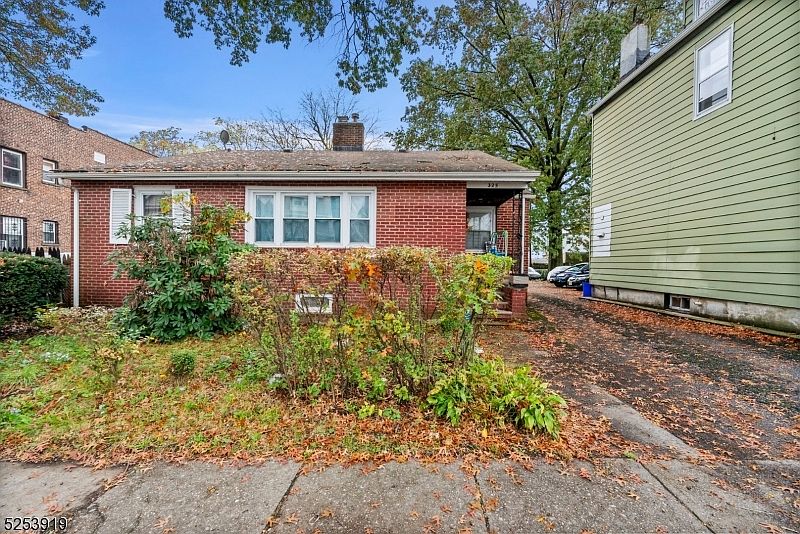 1st image of 325 Tremont Ave