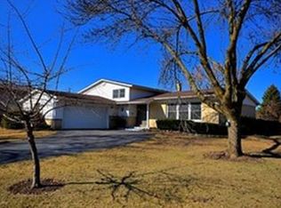 236 W Tanglewood Dr, Arlington Heights, IL 60004