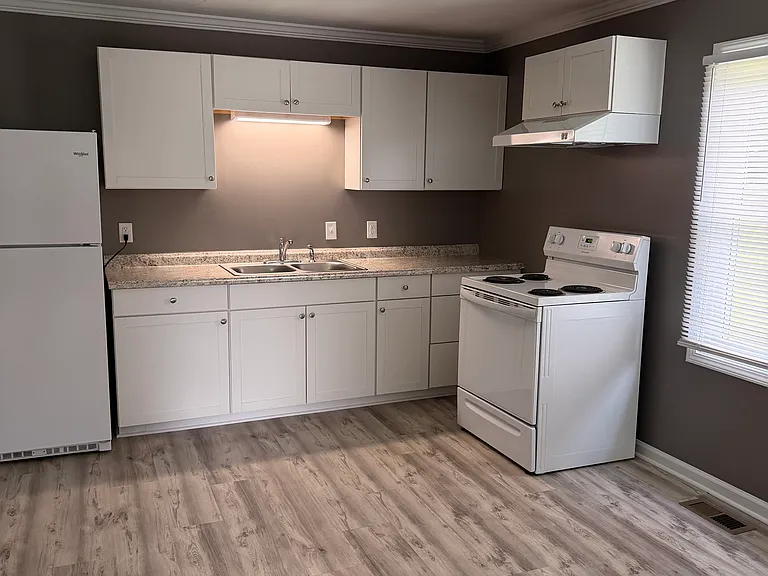 1975 Crown Dr #1975 — Photo 2