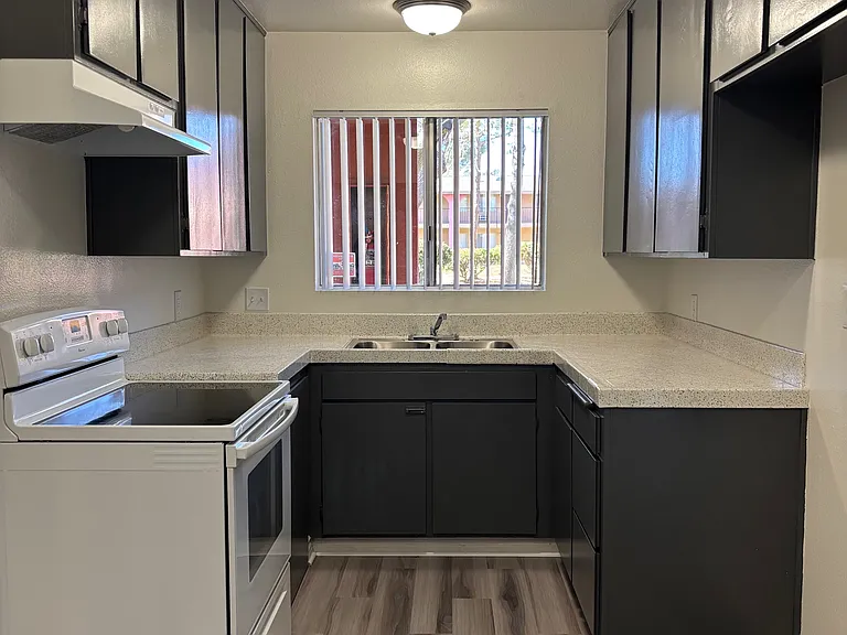 Avalon Park Apartments — Photo 7