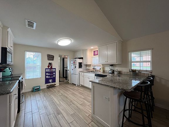 5th image of 480 W Elm St