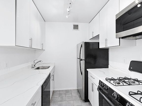 3rd image of 445 W 19th St APT 4A