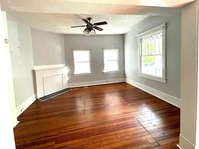 2206 Barnard St — Photo 4